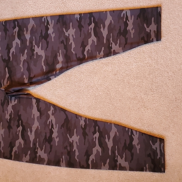 Maurices gray camo leggings size 2X * New without tags - Picture 3 of 6